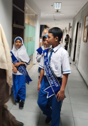 Kunjungan Literasi Sekolah Masjid Indonesia Bekasi